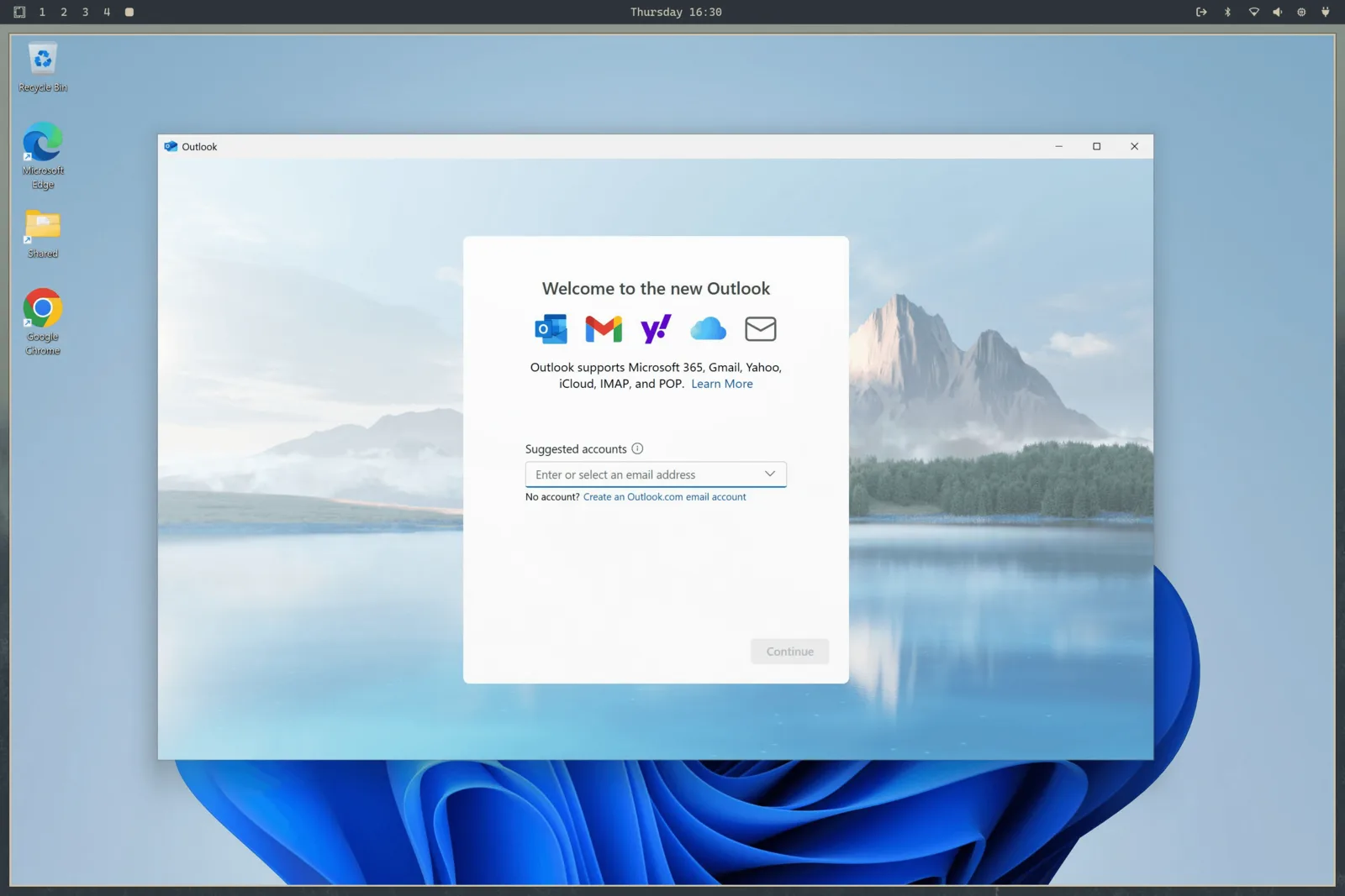 Windows 11 med Outlook inde i Omarchy, med Omarchys panel synligt ovenover